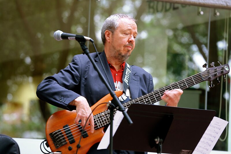 Bajista tocando en un concierto