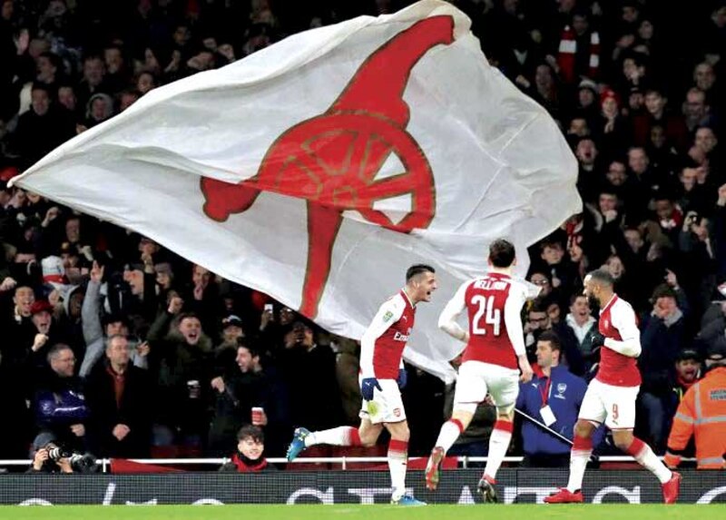 Arsenal celebra la victoria con sus aficionados