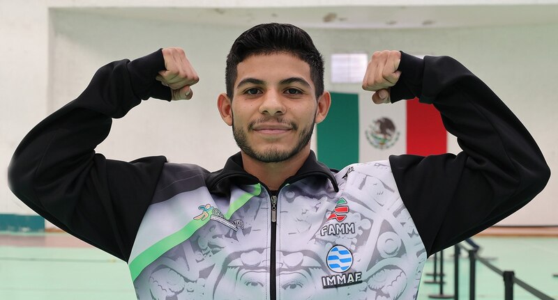 Joven boxeador mexicano muestra sus músculos