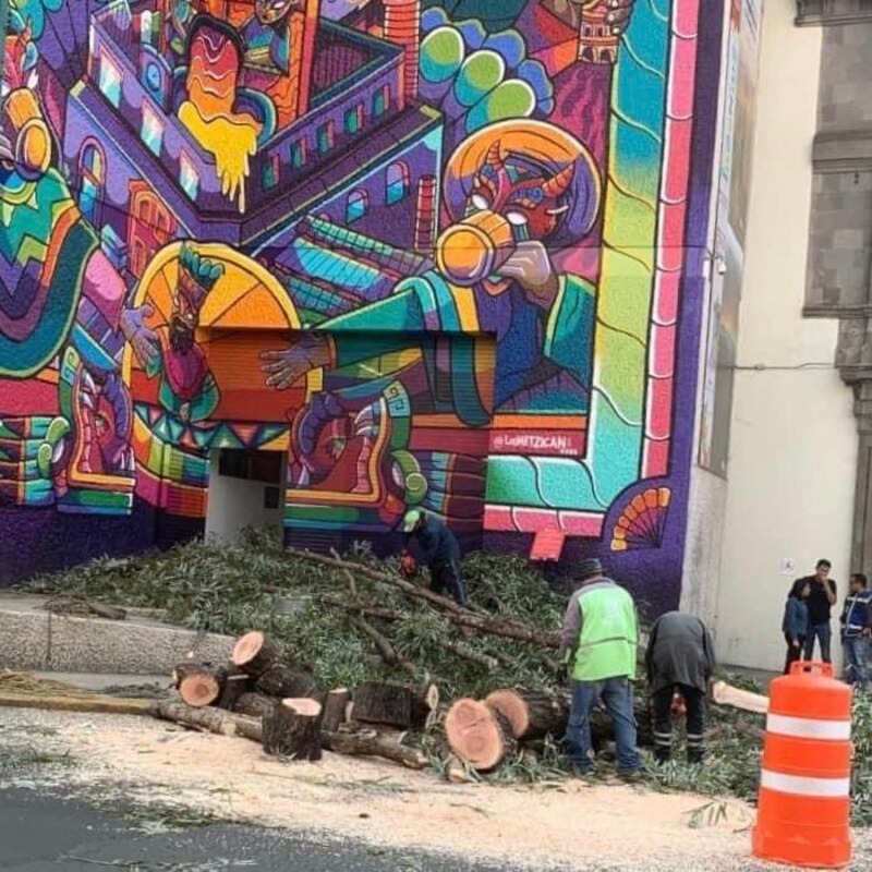 Podan árboles frente a un mural en la Ciudad de México