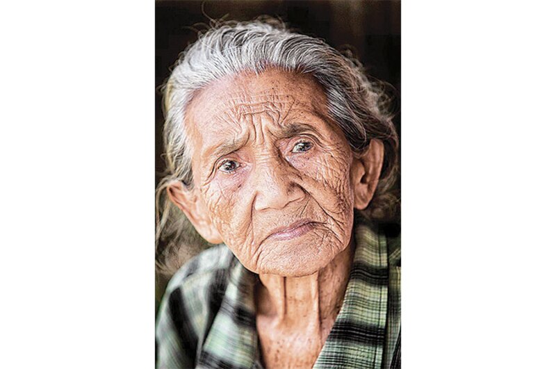Abuela mirando a la cámara