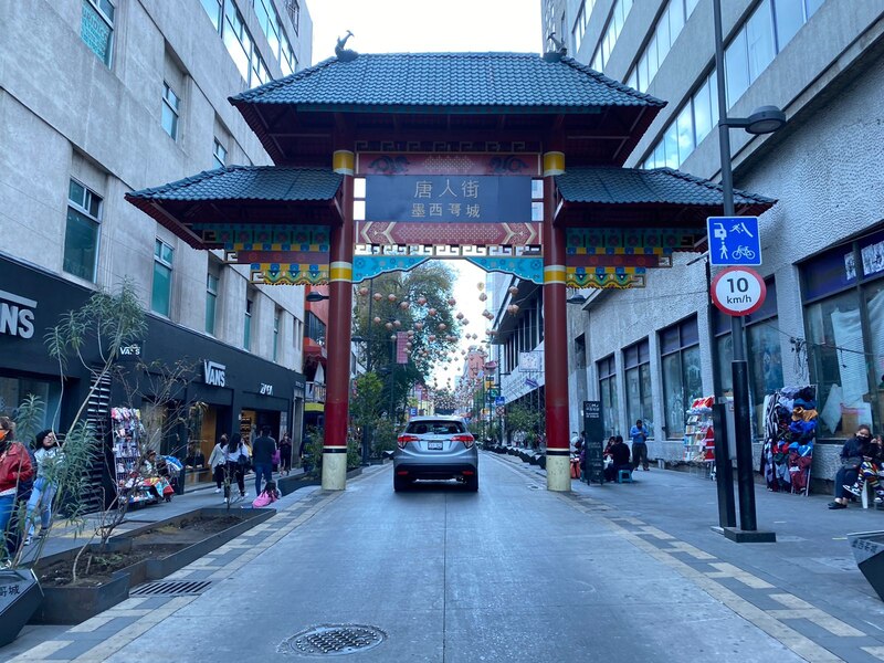 Calle peatonal en el barrio chino de Buenos Aires