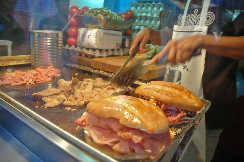 Dos tortas cubanas aguardan listas para degustarse en una clásica torteria en los alrededores del metro Chilpancingo