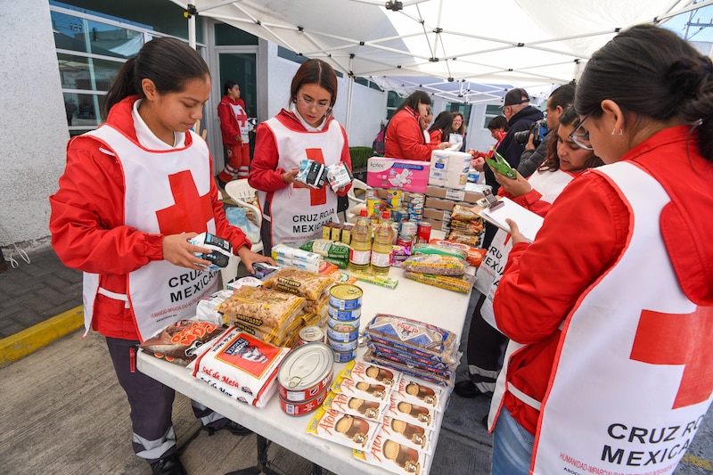 Title: Cruz Roja Mexicana entregando ayuda humanitaria a damnificados