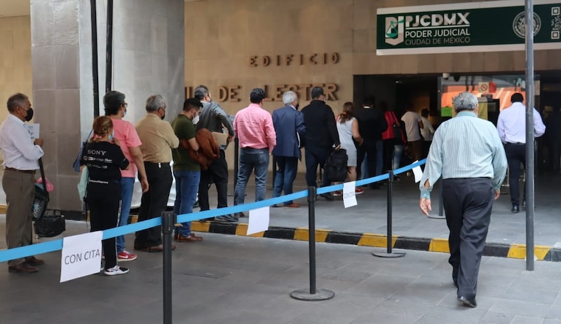 Larga fila de personas afuera de un juzgado en la Ciudad de México