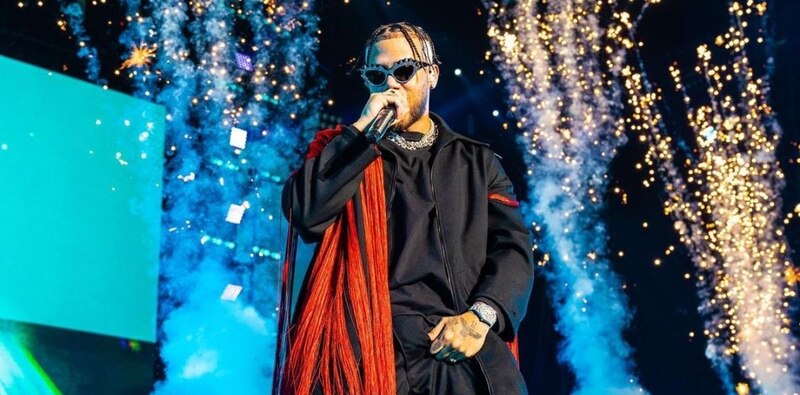 Maluma cantando en concierto