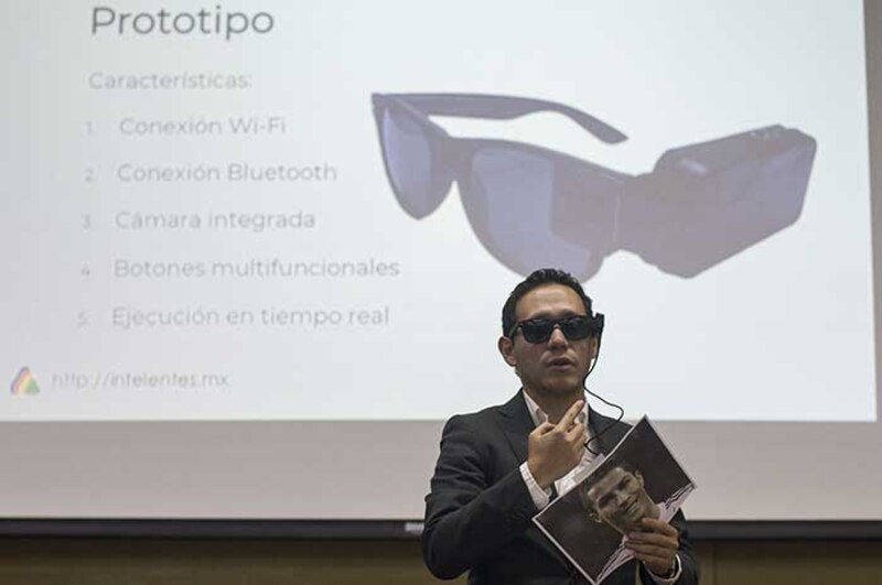 Prototipo de lentes inteligentes con conexión Wi-Fi, Bluetooth, cámara integrada, botones multifuncionales y ejecución en tiempo real
