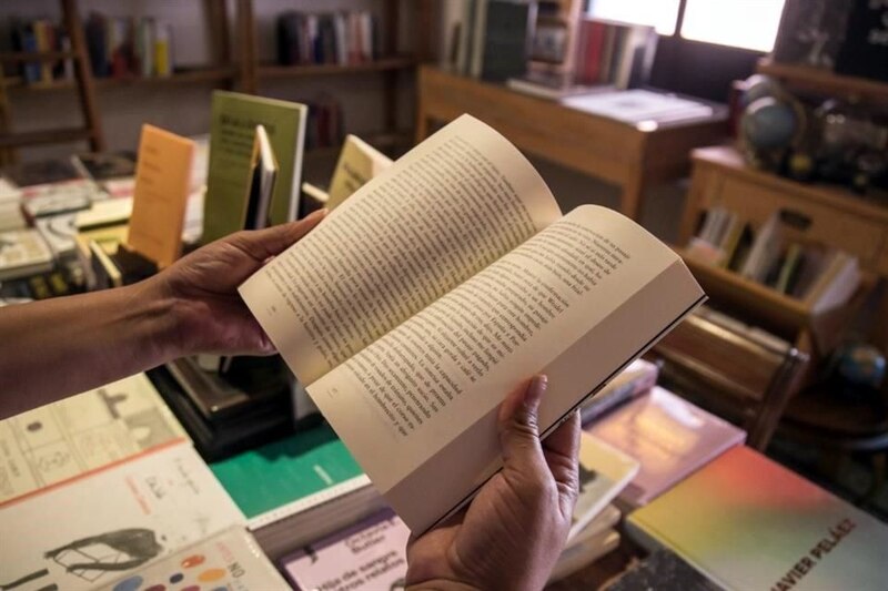 Mujer leyendo un libro