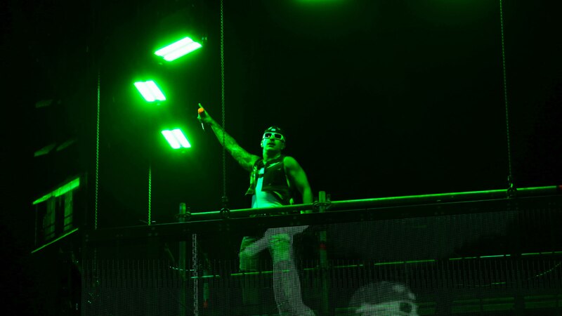 DJ tocando en una discoteca