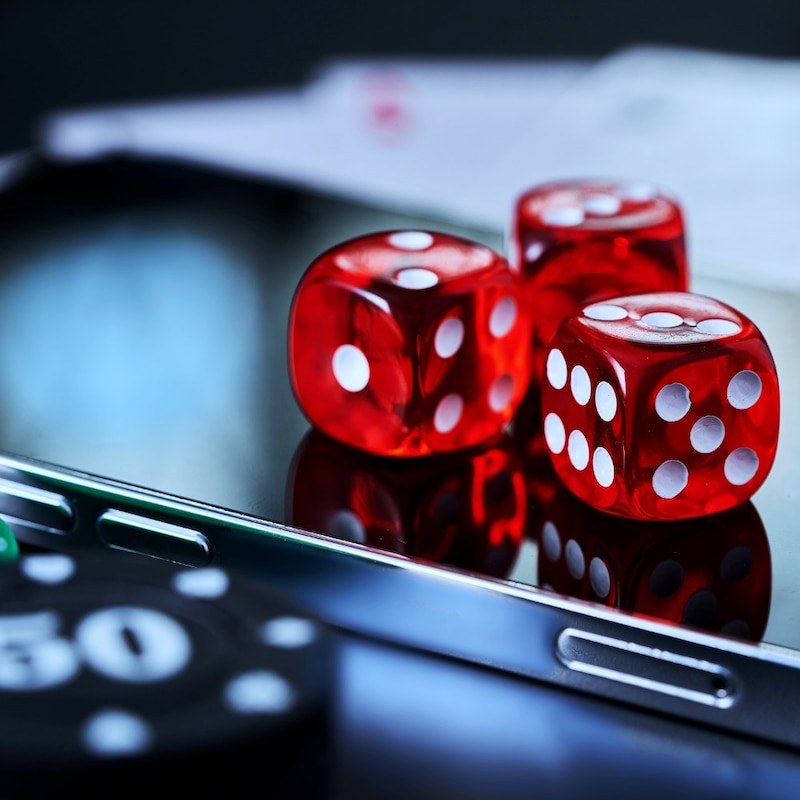 Dados rojos sobre una mesa de casino