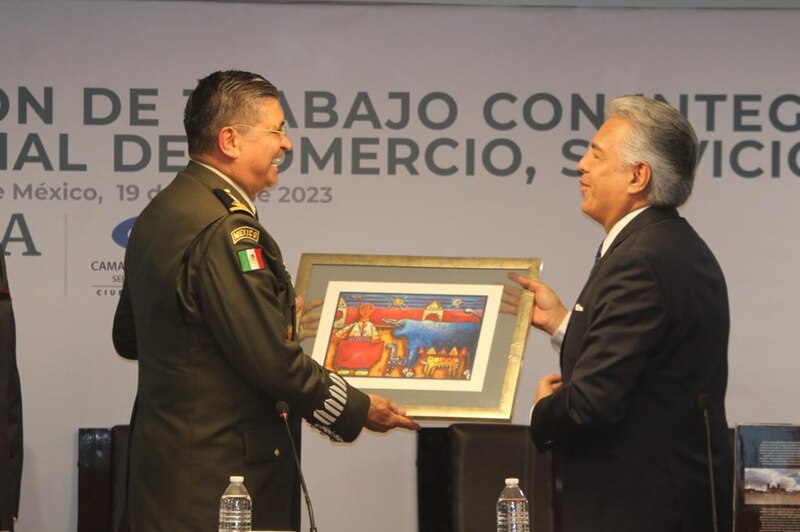 Entrega de reconocimiento al General Secretario de la Defensa Nacional