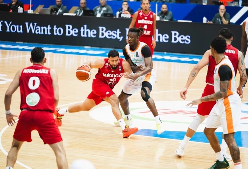 ¡Espectacular jugada de basquetbol!