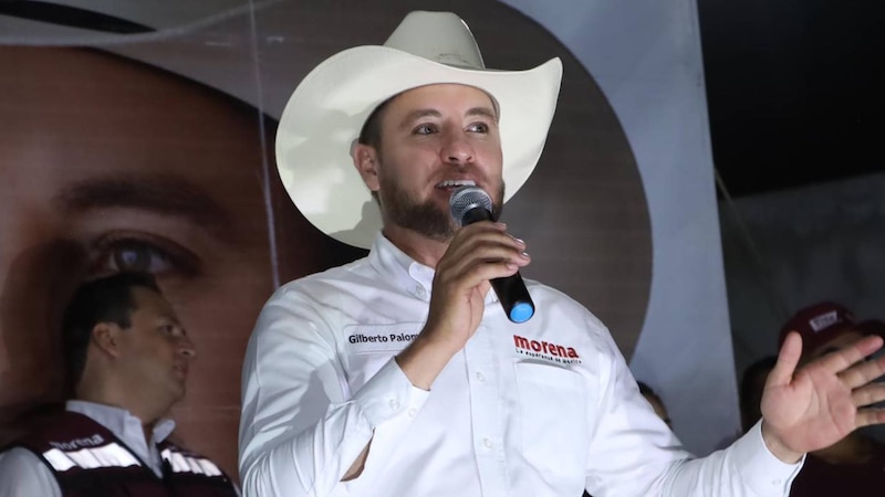 El cantante de música regional mexicana, Gilberto Palomares, se presenta en un evento de campaña de Morena.