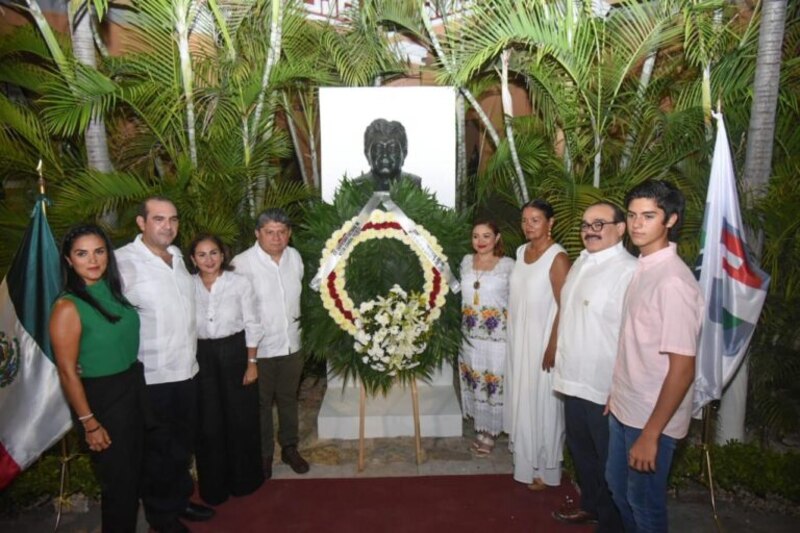 Ofrenda floral ante el busto de Benito Juárez en el 212 aniversario de su natalicio