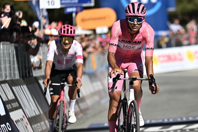 Isaac del Toro y Richard Carapaz compitiendo durante la etapa 19 del Giro de Italia 2025 en la recta final.