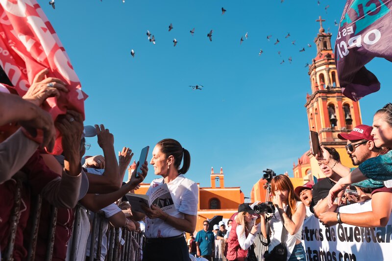 Claudia Sheinbaum, candidata de Morena a la presidencia de México, saluda a sus simpatizantes en un mitin en la Ciudad de México.