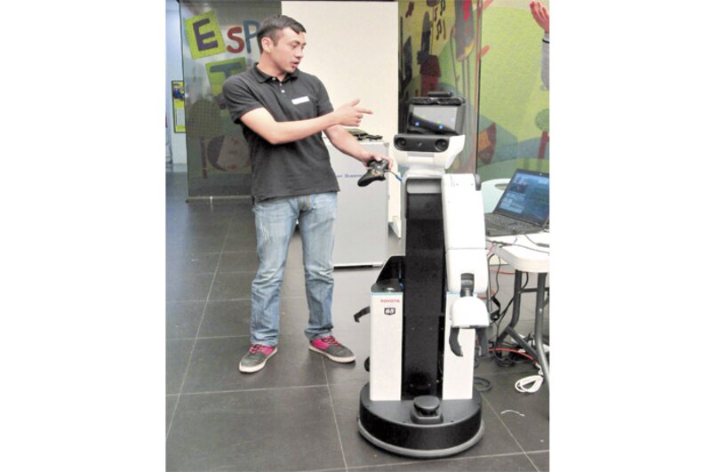 Un robot controlado por un humano