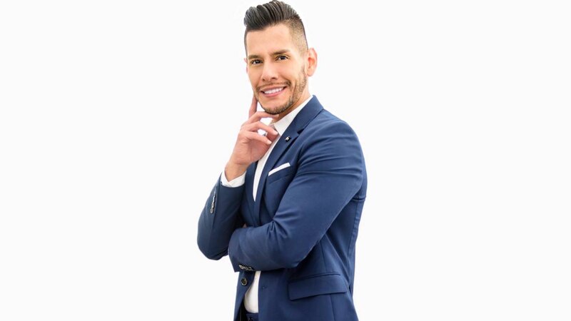 Joven empresario sonriendo