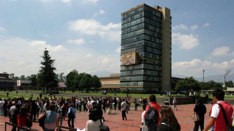 Estudiantes universitarios en el campus