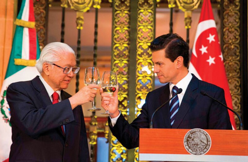 El presidente de México, Enrique Peña Nieto, y el primer ministro de Singapur, Lee Hsien Loong, brindan durante una cena de Estado en honor al mandatario mexicano.