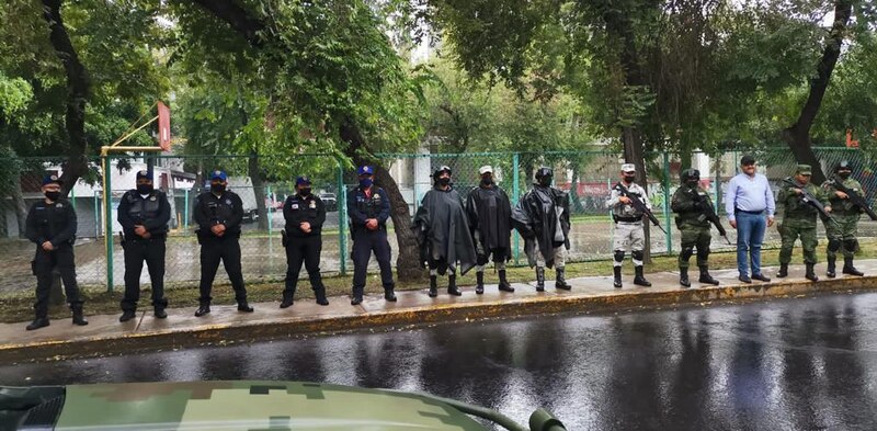 Policías y militares resguardan las calles de la ciudad