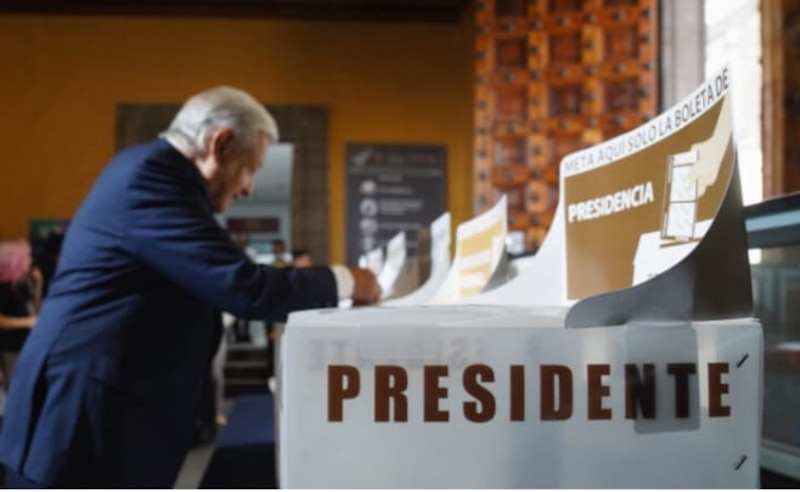 Un hombre deposita su voto en una urna durante las elecciones presidenciales de México.