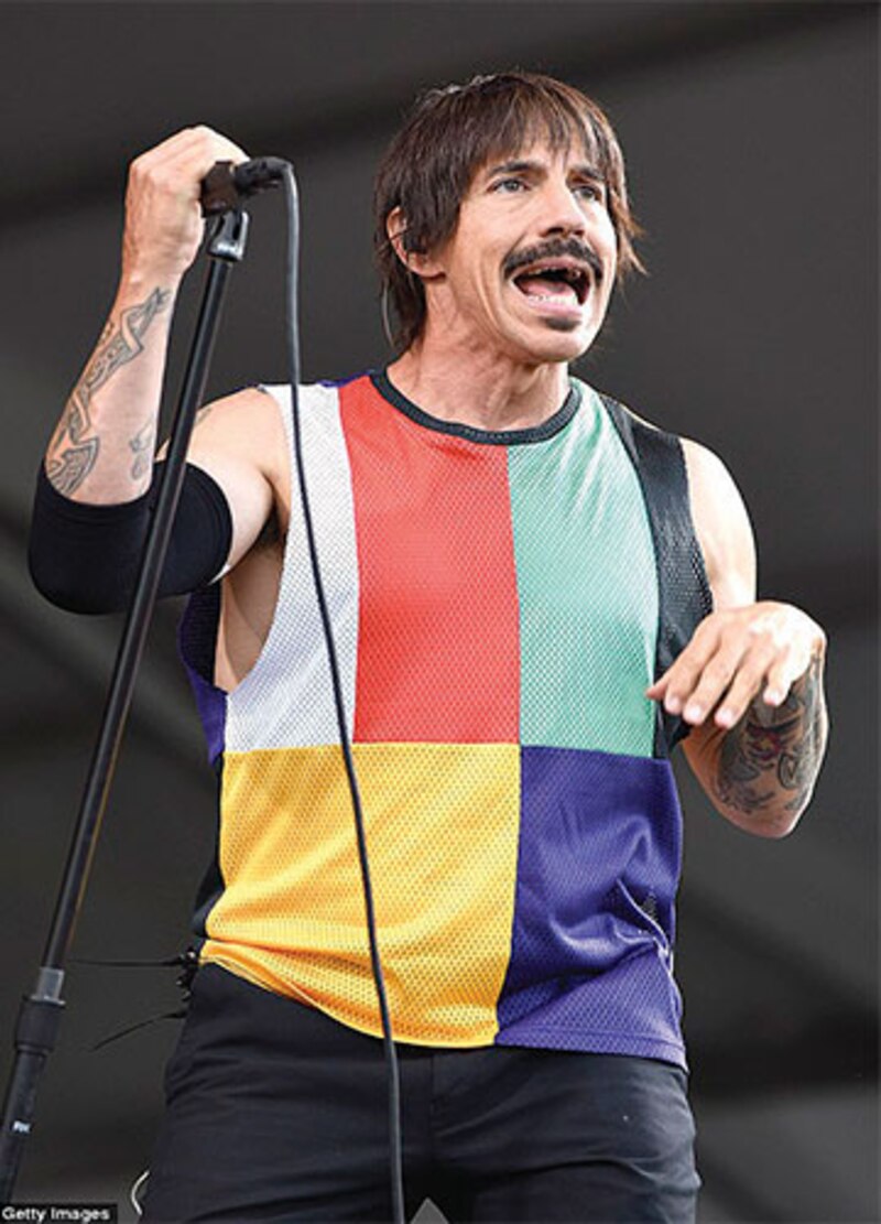 El vocalista de Red Hot Chili Peppers, Anthony Kiedis, actúa en el escenario.