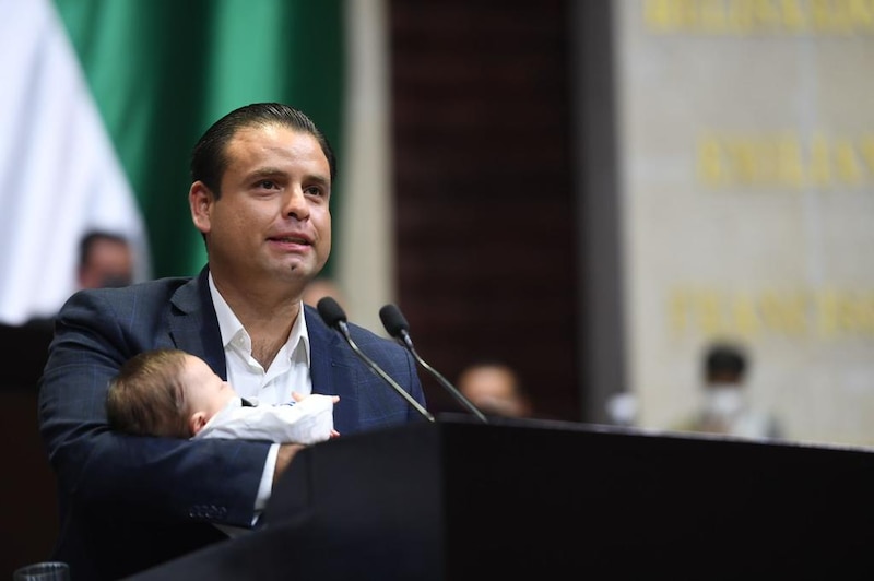 Diputado mexicano carga a su bebé en el Congreso