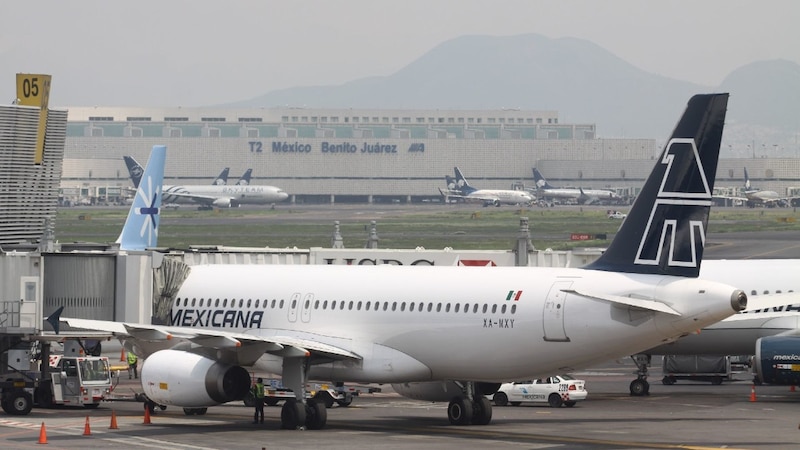 Un avión de Mexicana en el Aeropuerto Internacional de la Ciudad de México