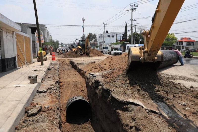 Obreros trabajan en la reparación de una tubería de agua en la Ciudad de México