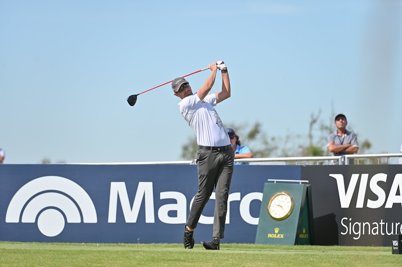 Golfista masculino en acción