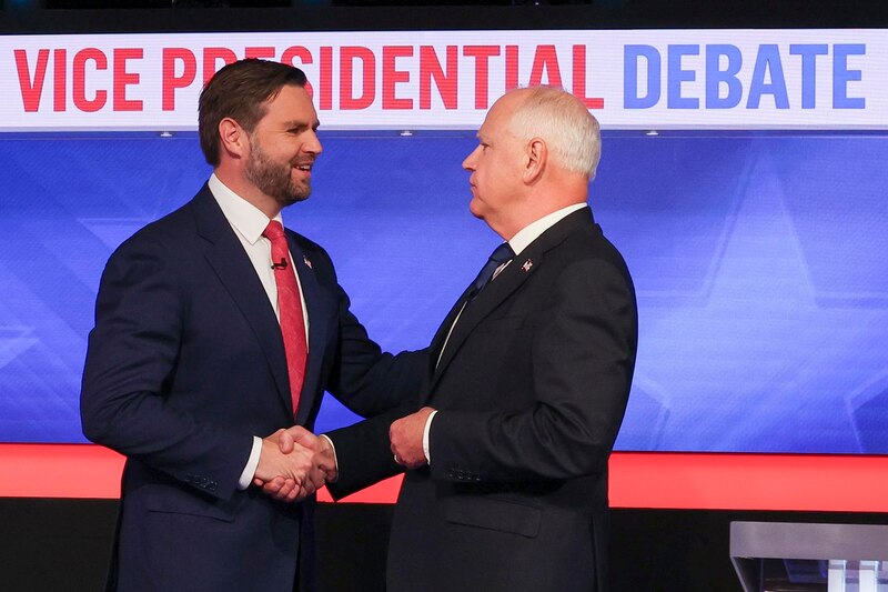 El vicepresidente Mike Pence y el senador Tim Kaine se dan la mano antes del debate vicepresidencial.