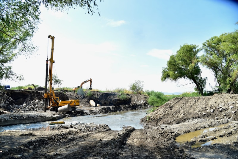 Obras de construcción de un puente vehicular como parte del Programa Nacional de Infraestructura Carretera en México
