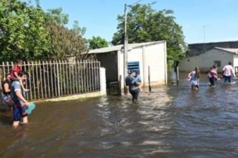 Inundaciones en Argentina dejan miles de evacuados