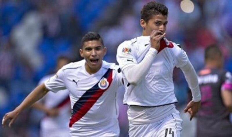 Jugadores de fútbol celebrando un gol