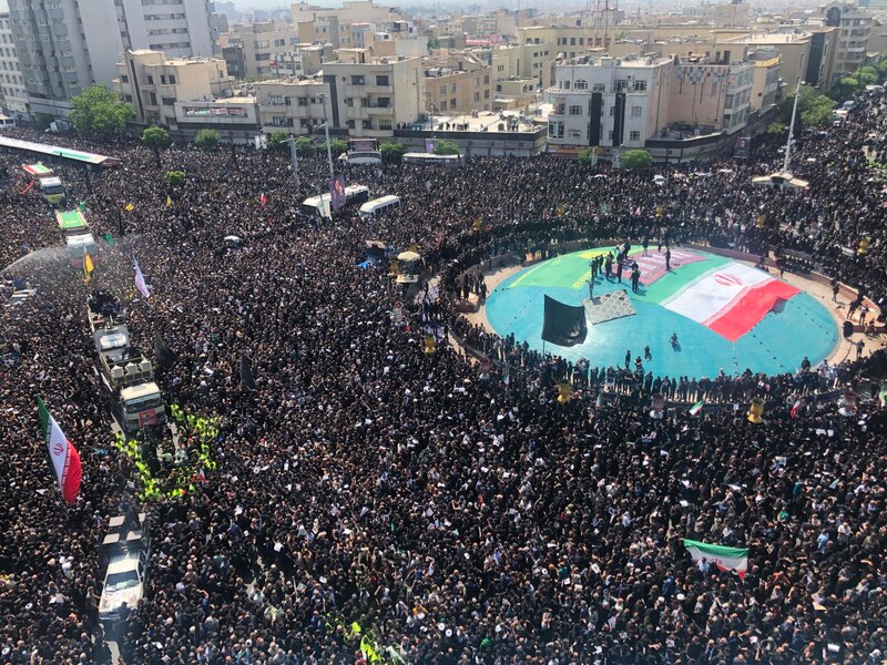 Irán: Miles de personas asisten al funeral del general Soleimani
