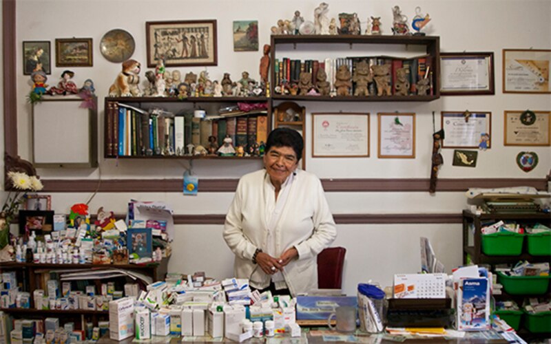 Una mujer en una farmacia.