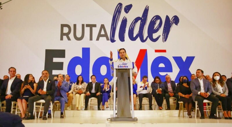 "El precandidato a la gubernatura del Estado de México, Alfredo del Mazo Maza, durante un evento de campaña".