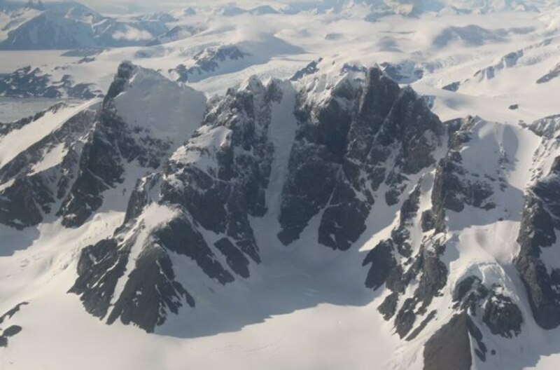 Montañas cubiertas de nieve en la Antártida