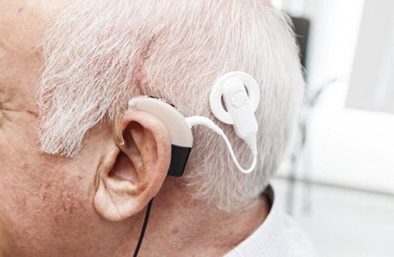 Un hombre con un audífono en la oreja