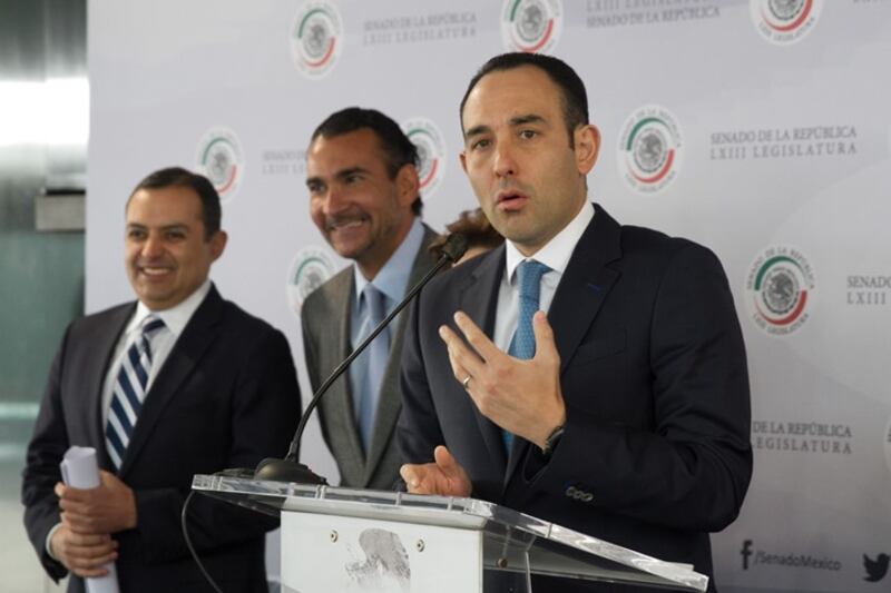El senador Ricardo Monreal comparece ante medios de comunicación.