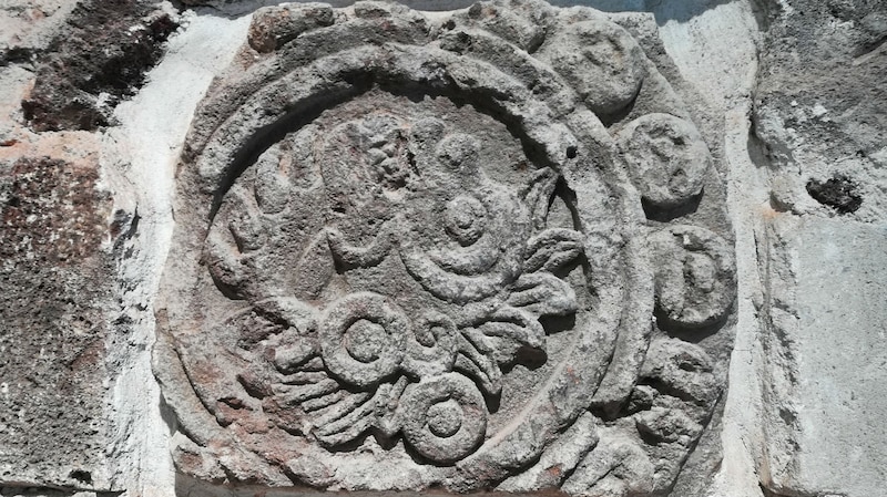 Estela maya con un glifo del dios K'awiil