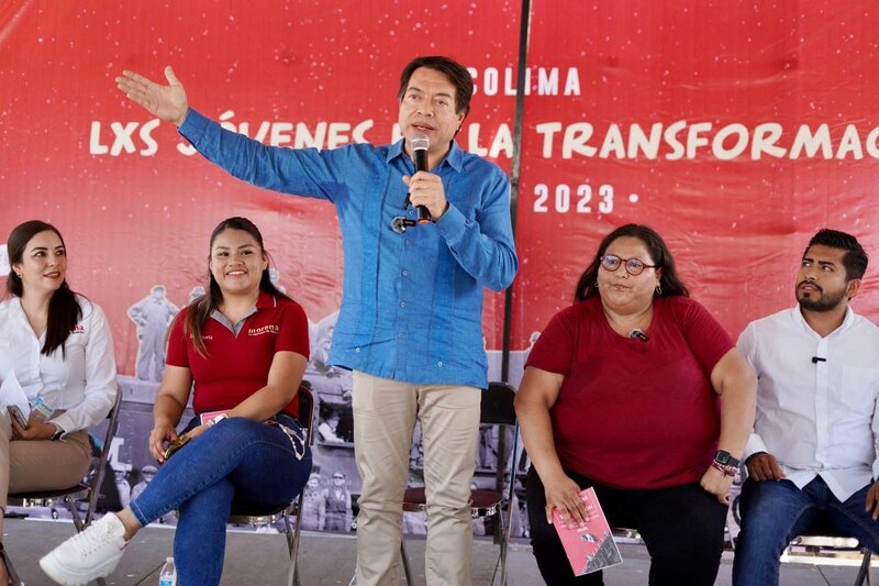 El candidato a gobernador de Colima, Ignacio Peralta, durante un mitin de campaña.