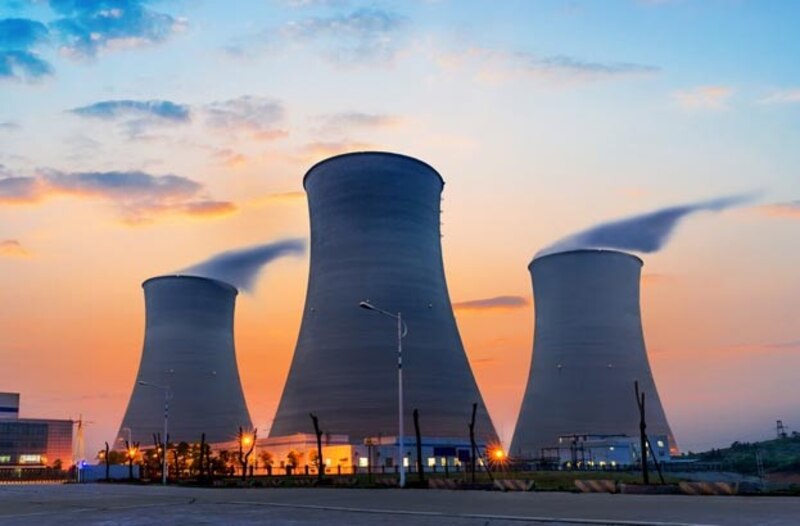 Central nuclear al atardecer