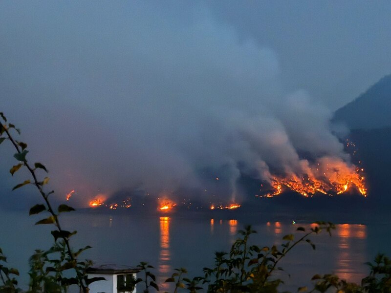 Incendios forestales en la noche