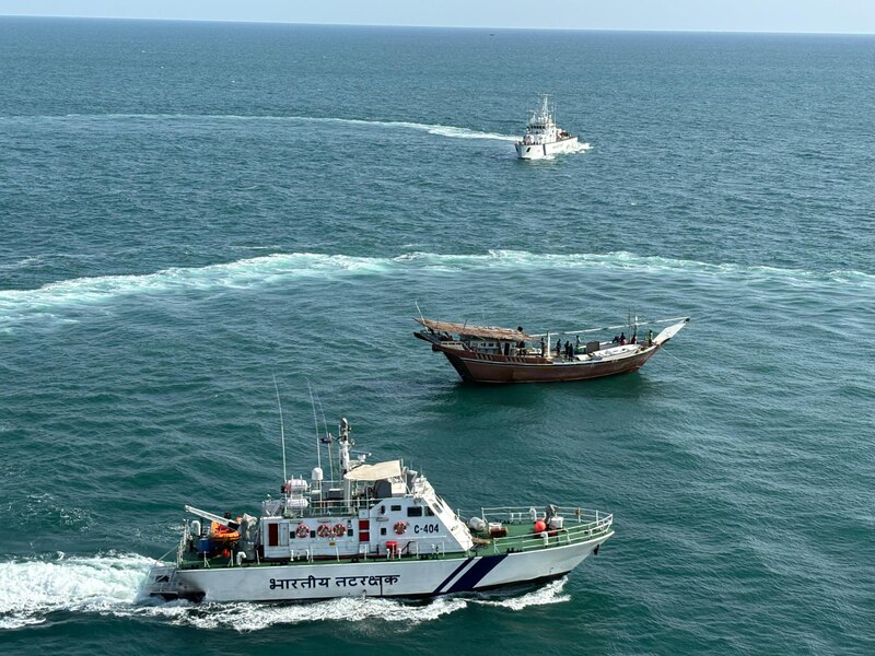 Embarcaciones de la Armada de la India persiguen a un barco pesquero