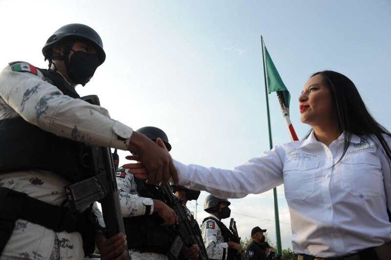 La Jefa de Gobierno de la Ciudad de México, Claudia Sheinbaum, saluda a un policía durante un evento público.