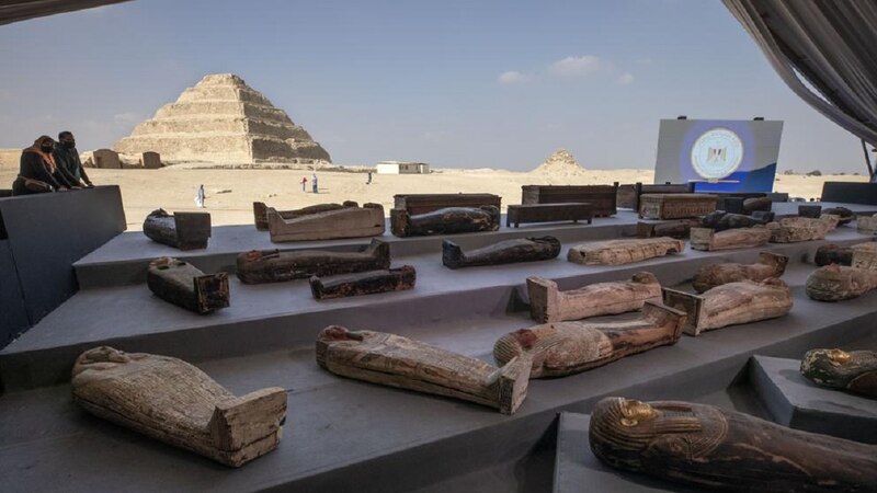 El Ministerio de Turismo y Antigüedades de Egipto anunció el sábado el descubrimiento de 27 sarcófagos sellados que datan de hace 2.500 años en la necrópolis de Saqqara, al sur de El Cairo.