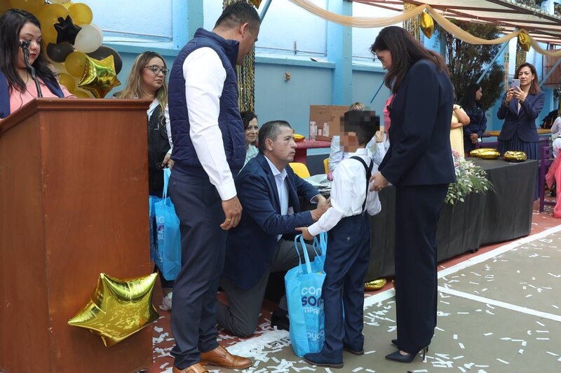 Entrega de reconocimientos a alumnos de primaria