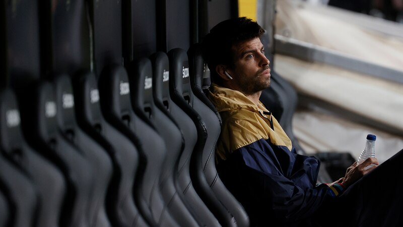 Gerard Piqué, jugador del Barcelona, en el banquillo durante un partido.